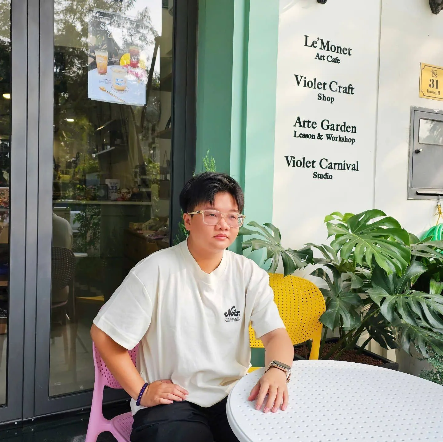 Hồng Thiên Ý ngồi tại Le’Monet Art Cafe
