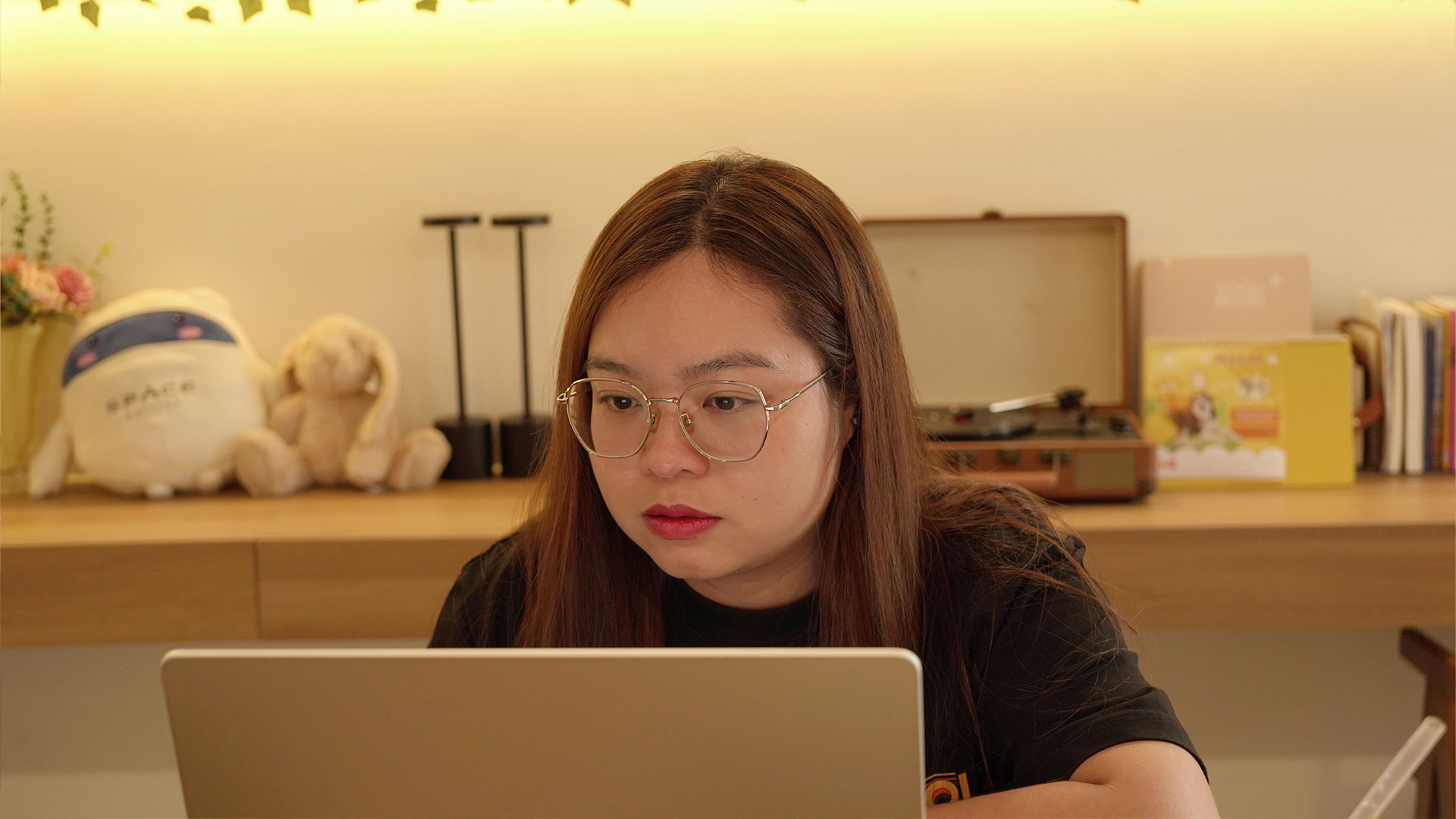 Học viên tập trung thực hành trên laptop
