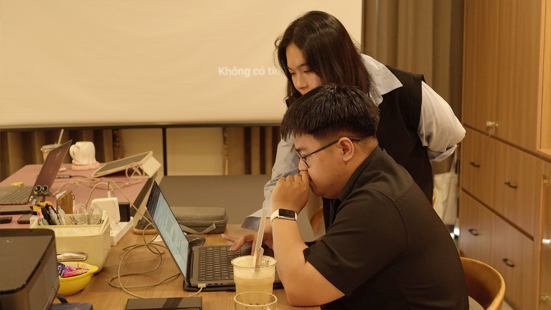 Học viên suy nghĩ và thực hành cùng người hướng dẫn