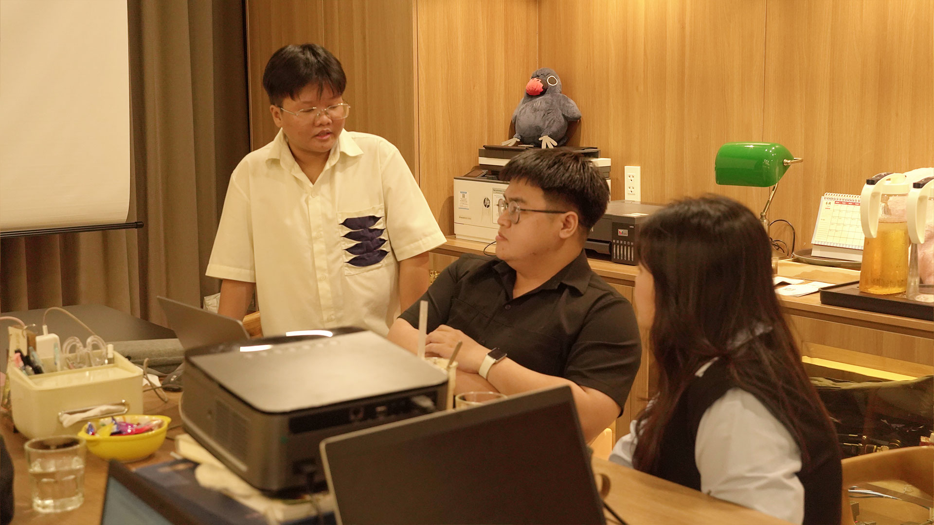 Các học viên và người hướng dẫn trao đổi trong buổi học