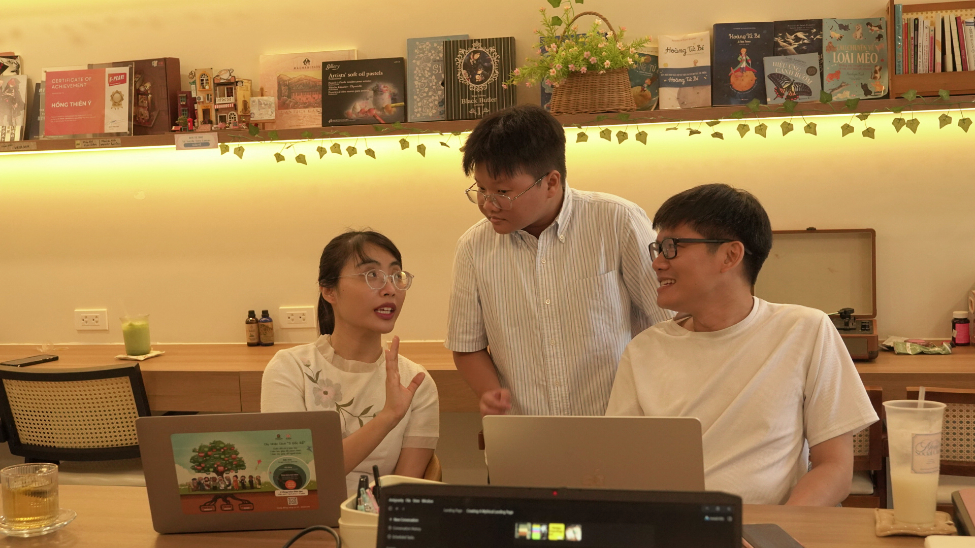 Hồng Thiên Ý trao đổi cùng học viên tại workshop trước đây