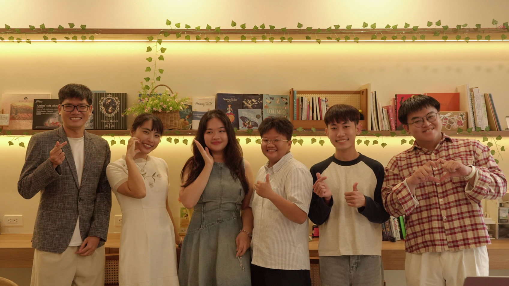Hồng Thiên Ý cùng học viên các khóa trước